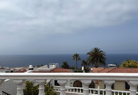 Doppelhaushälfte mit Meerblick und Pool