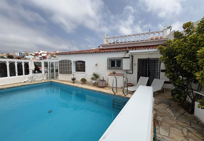 Doppelhaushälfte mit Meerblick und Pool