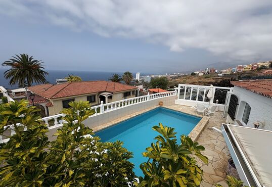 Doppelhaushälfte mit Meerblick und Pool