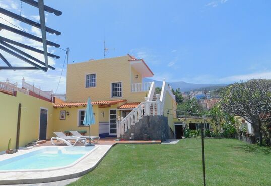 Großzügiges Chalet mit Pool und Panoramablick