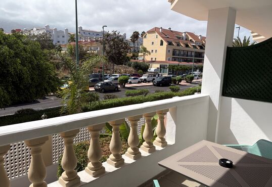 Sonnige Wohnung mit Pool und Bergblick