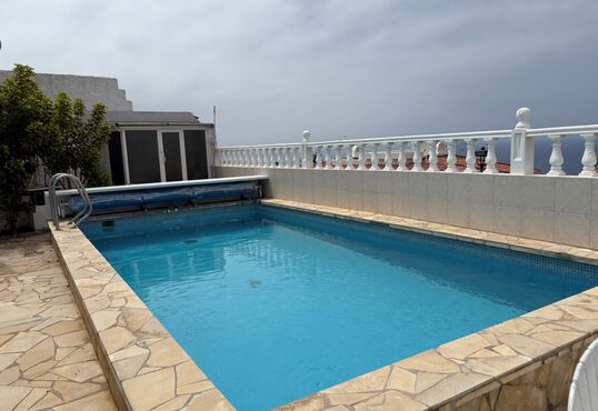 Doppelhaushälfte mit Meerblick und Pool