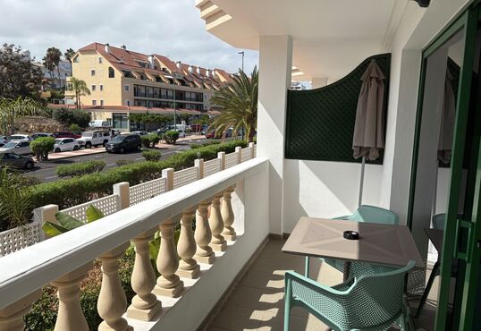 Sonnige Wohnung mit Pool und Bergblick